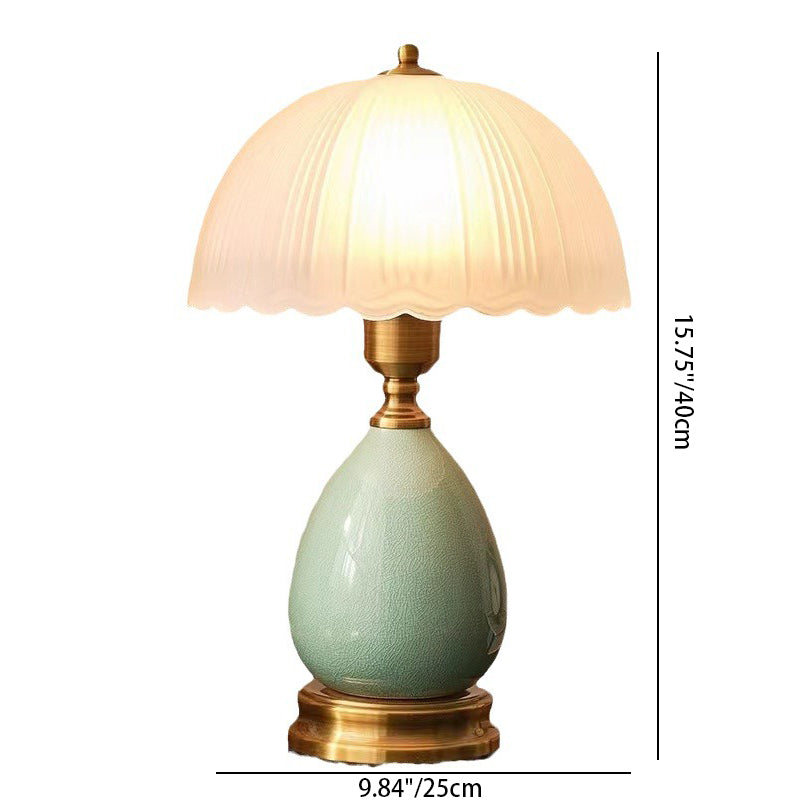 Traditionelle europäische Vase Keramikbasis Runder Spitzenkuppel Glasschirm 1-Licht Tischlampe für das Schlafzimmer 