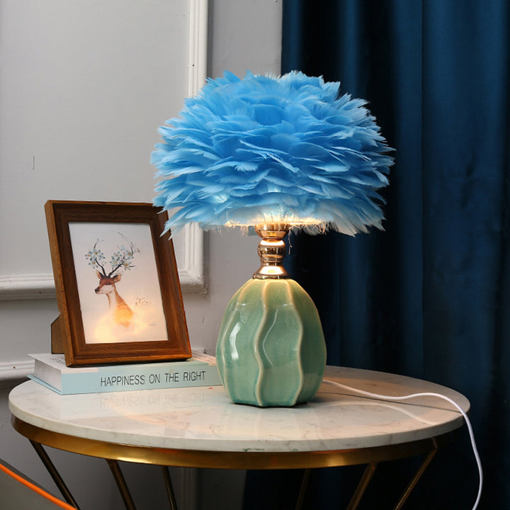Lampe de table 1 lumière avec abat-jour en plume de fer et base en céramique ondulée nordique contemporaine pour chambre 