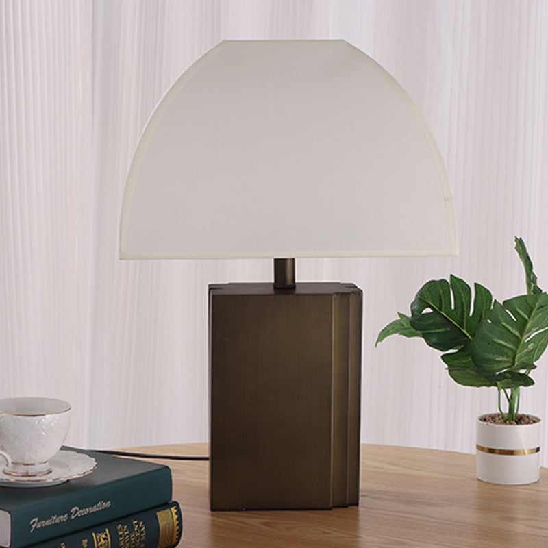 Zeitgenössische Retro Rechteckige Basis Halbkreis Trapez Stoffabdeckung Metall 1-Licht Tischlampe für Wohnzimmer 