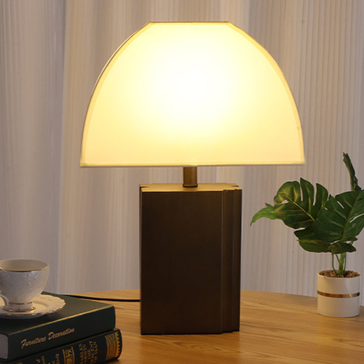 Lampe de table contemporaine rétro à base rectangulaire, demi-cercle, trapèze avec abat-jour en tissu et métal à 1 lumière pour salon 