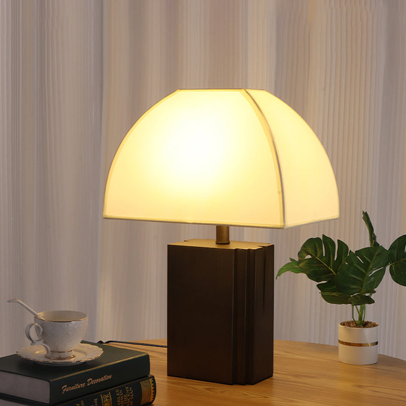 Zeitgenössische Retro Rechteckige Basis Halbkreis Trapez Stoffabdeckung Metall 1-Licht Tischlampe für Wohnzimmer 