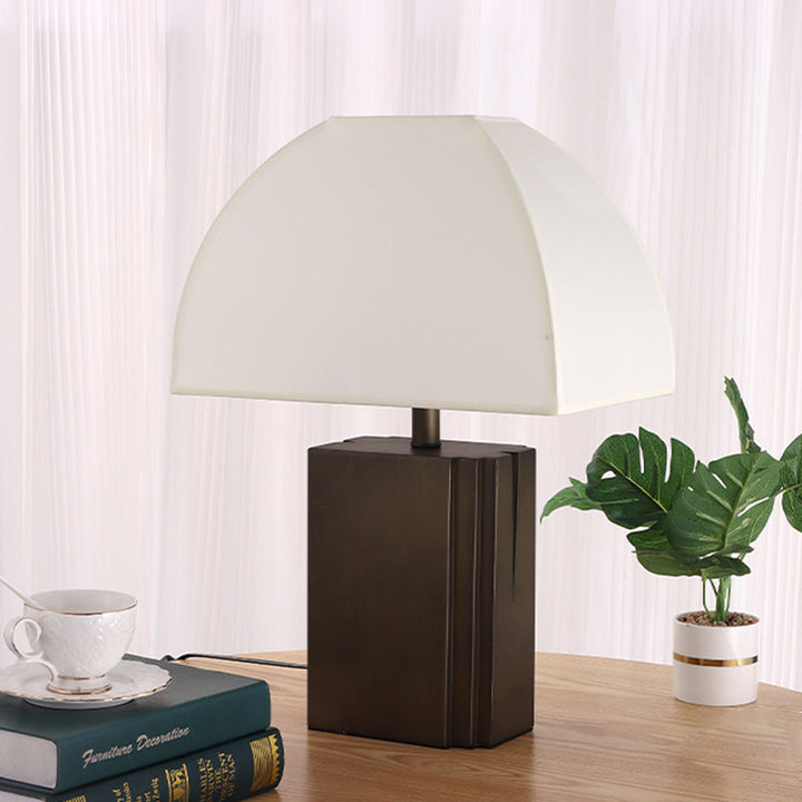 Lampe de table contemporaine rétro à base rectangulaire, demi-cercle, trapèze avec abat-jour en tissu et métal à 1 lumière pour salon 