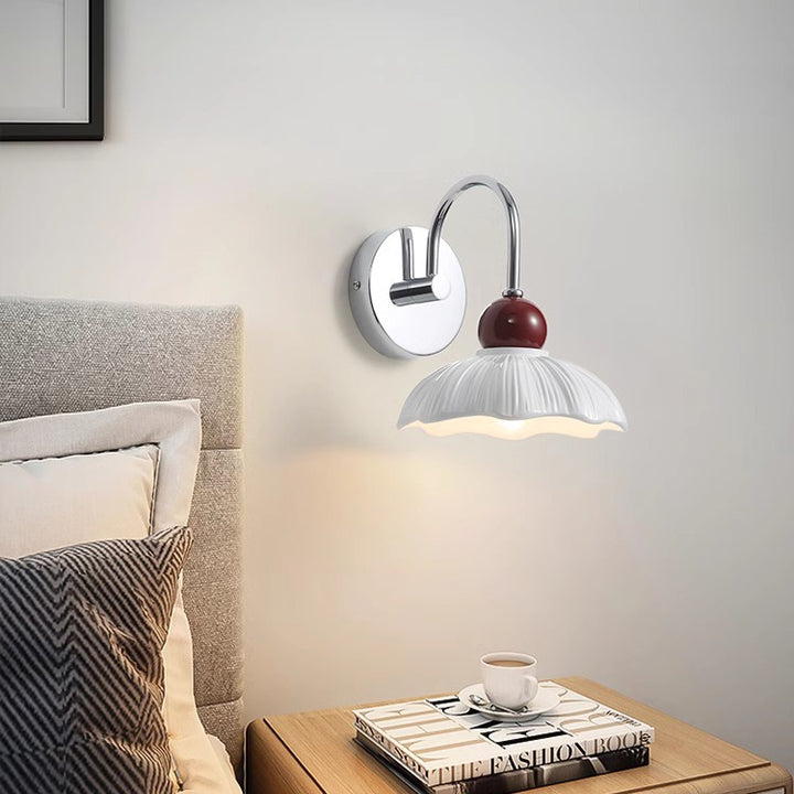 Applique murale moderne minimaliste ronde avec abat-jour en résine et base en métal à 1 lumière pour salon 