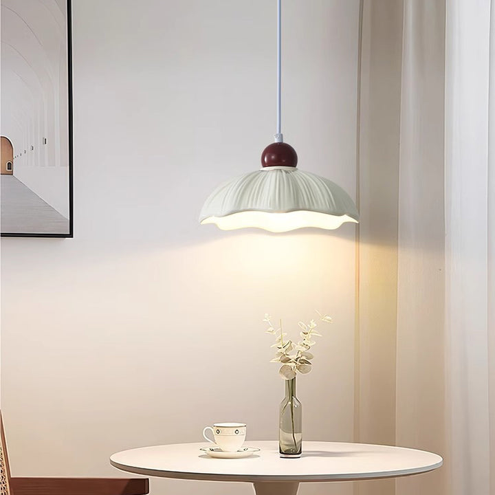 Moderne minimalistische runde Blumenharz-Schirm-Hardware-Basis 1-Licht-Pendelleuchte für Schlafzimmer 