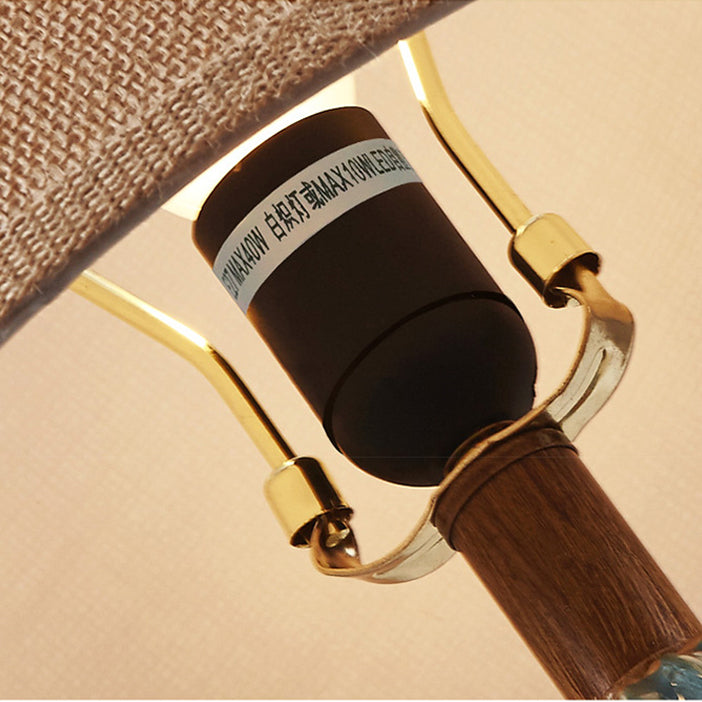 مصباح طاولة لغرفة النوم بقاعدة سيراميكية عصرية بتصميم بسيط ومزهرية مربعة مع غطاء قماشي معدني بلمبة واحدة 