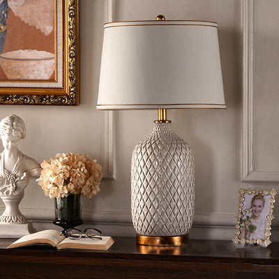 مصباح طاولة لغرفة النوم بقاعدة سيراميكية عصرية بتصميم بسيط ومزهرية مربعة مع غطاء قماشي معدني بلمبة واحدة 