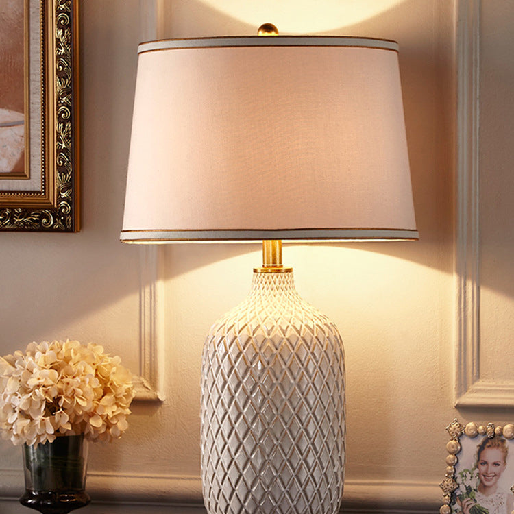 مصباح طاولة لغرفة النوم بقاعدة سيراميكية عصرية بتصميم بسيط ومزهرية مربعة مع غطاء قماشي معدني بلمبة واحدة 