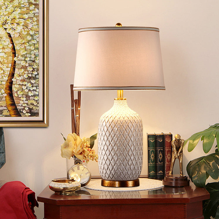 مصباح طاولة لغرفة النوم بقاعدة سيراميكية عصرية بتصميم بسيط ومزهرية مربعة مع غطاء قماشي معدني بلمبة واحدة 