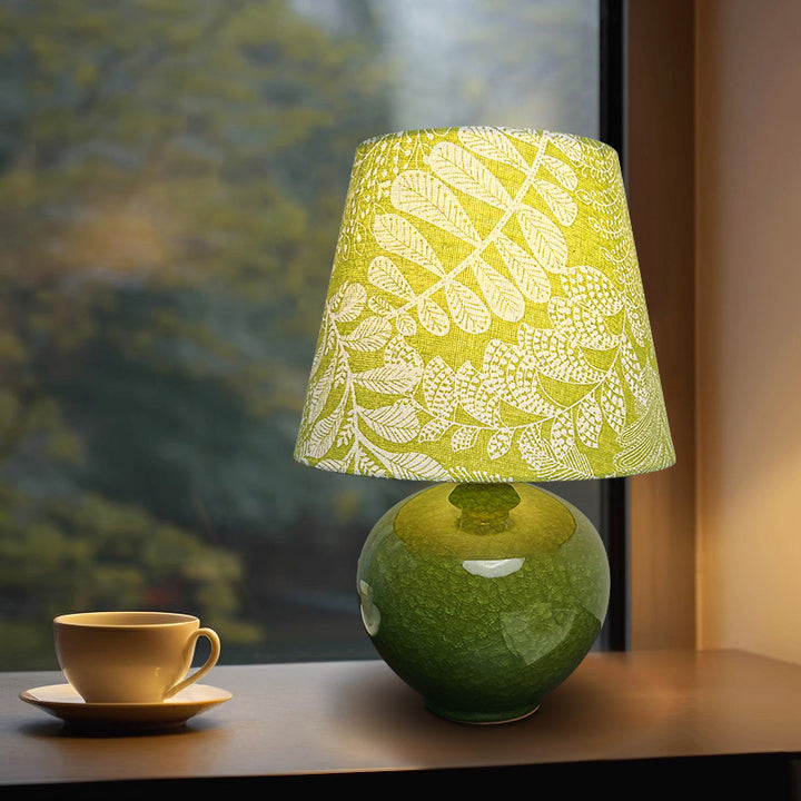 Moderne Art Deco Runde Vase Keramiksockel Blatt Blumenstoffschirm 1-Licht Tischlampe für Wohnzimmer 