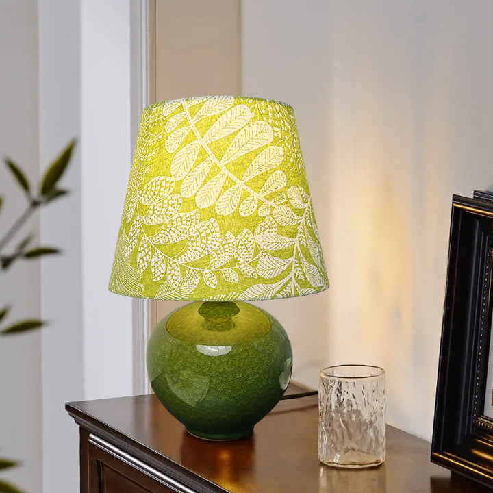Moderne Art Deco Runde Vase Keramiksockel Blatt Blumenstoffschirm 1-Licht Tischlampe für Wohnzimmer 