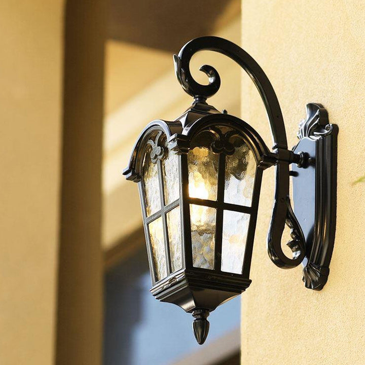 Traditionelle europäische vierseitige Spitzen-Aluminium-Bedruckte Glas 1-Licht Außen-Wandleuchte für den Garten 