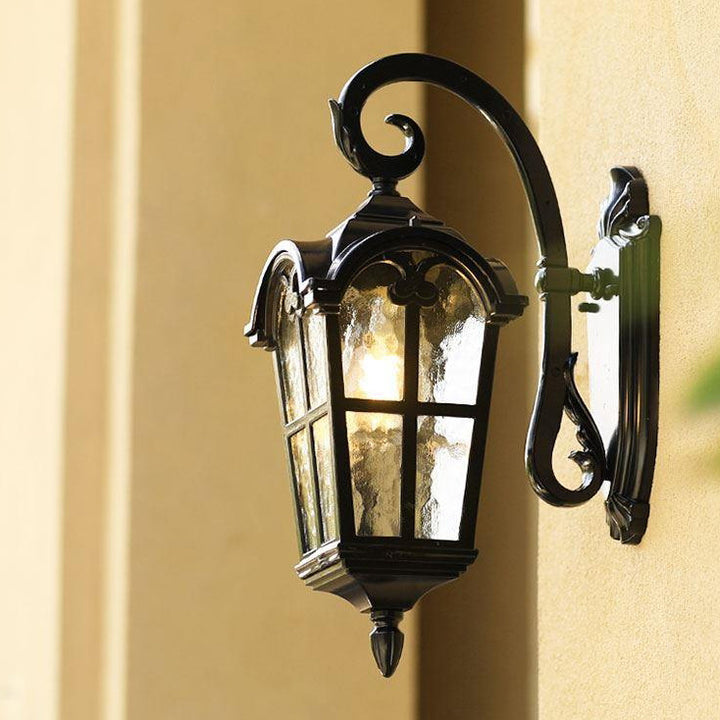 Traditionelle europäische vierseitige Spitzen-Aluminium-Bedruckte Glas 1-Licht Außen-Wandleuchte für den Garten 