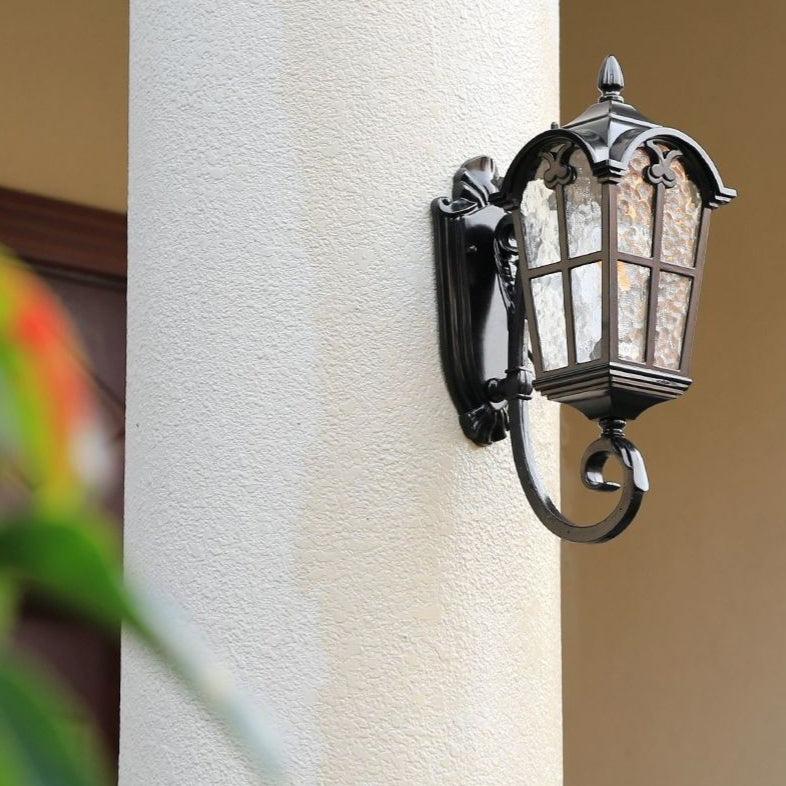 Applique murale extérieure en aluminium à dentelle quadrilatérale européenne traditionnelle avec verre imprimé 1 lumière pour jardin 