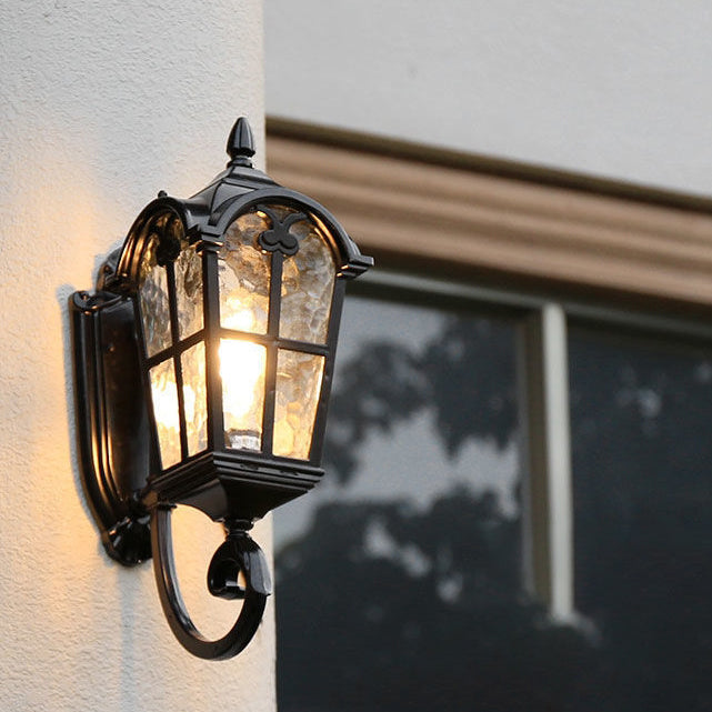 Traditionelle europäische vierseitige Spitzen-Aluminium-Bedruckte Glas 1-Licht Außen-Wandleuchte für den Garten 