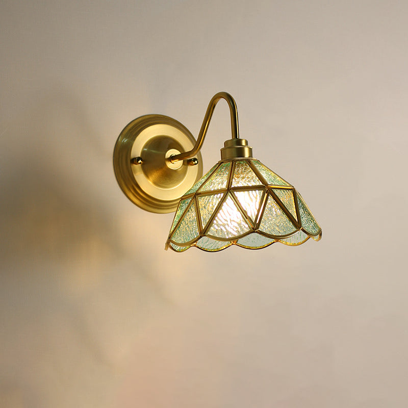 Traditionelle Vintage-Kuppelzylinder-Blumenkupfer-Eisen-Glas 1-Licht-Wandleuchte für Wohnzimmer 