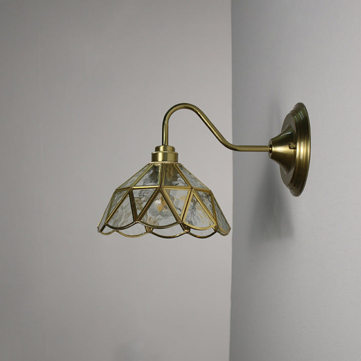 Traditionelle Vintage-Kuppelzylinder-Blumenkupfer-Eisen-Glas 1-Licht-Wandleuchte für Wohnzimmer 
