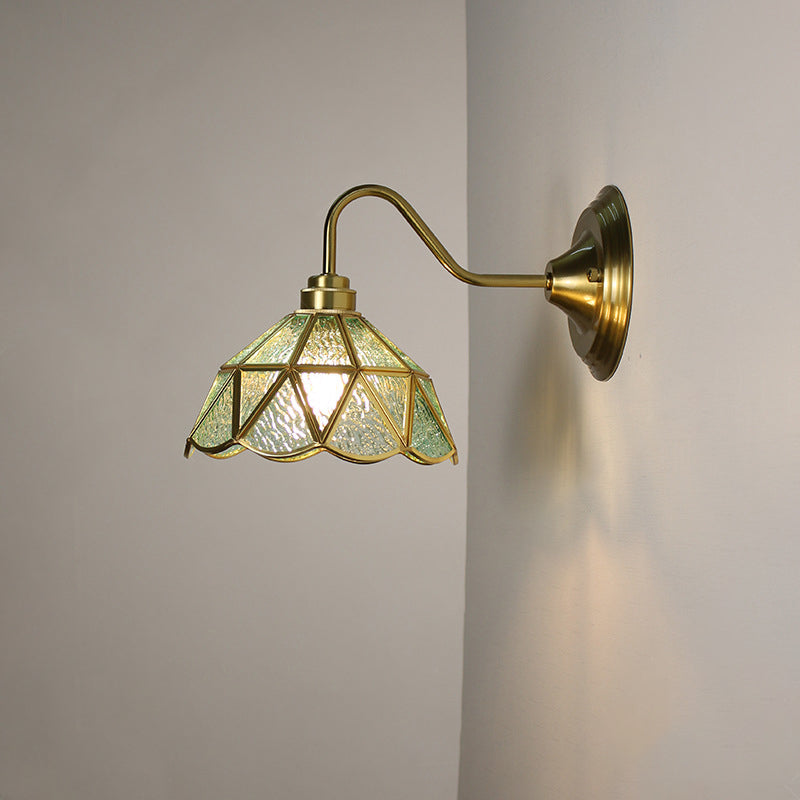 Traditionelle Vintage-Kuppelzylinder-Blumenkupfer-Eisen-Glas 1-Licht-Wandleuchte für Wohnzimmer 