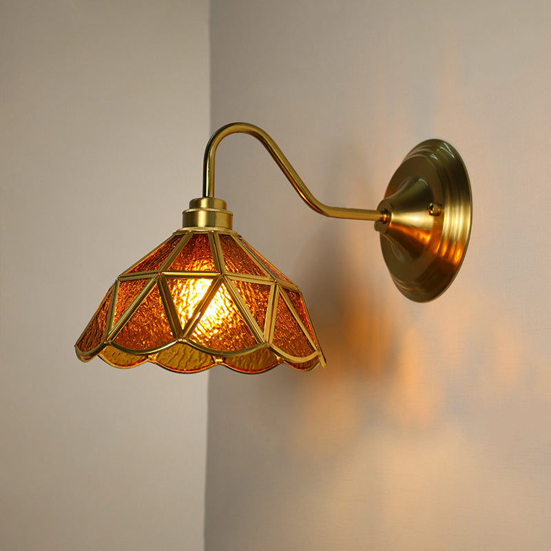 Traditionelle Vintage-Kuppelzylinder-Blumenkupfer-Eisen-Glas 1-Licht-Wandleuchte für Wohnzimmer 