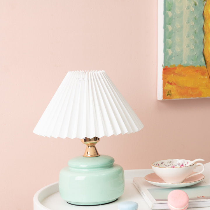 Moderne Art-Deco-Runde Keramikbasis mit plissiertem Stoffschirm 1-Licht-Tischlampe für das Schlafzimmer 
