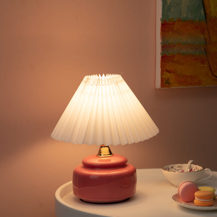 Moderne Art-Deco-Runde Keramikbasis mit plissiertem Stoffschirm 1-Licht-Tischlampe für das Schlafzimmer 