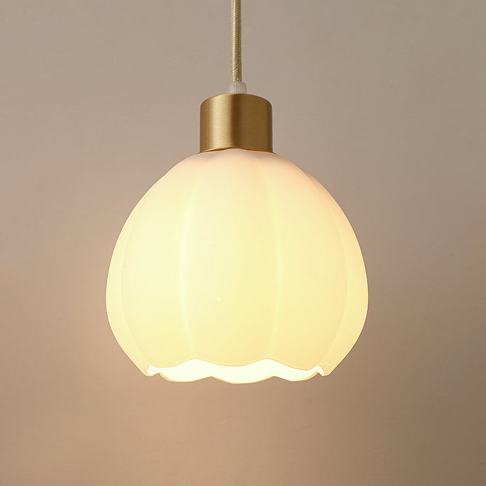 Lustre suspendu en laiton et verre à 1 lumière de forme de coupe de fleur minimaliste moderne pour chambre 