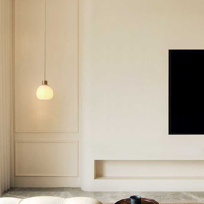 Lustre suspendu en laiton et verre à 1 lumière de forme de coupe de fleur minimaliste moderne pour chambre 
