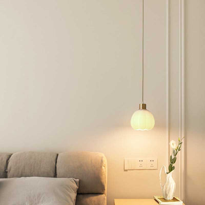Lustre suspendu en laiton et verre à 1 lumière de forme de coupe de fleur minimaliste moderne pour chambre 
