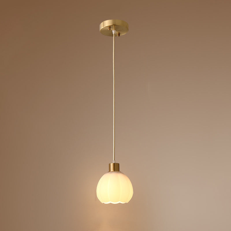 Lustre suspendu en laiton et verre à 1 lumière de forme de coupe de fleur minimaliste moderne pour chambre 