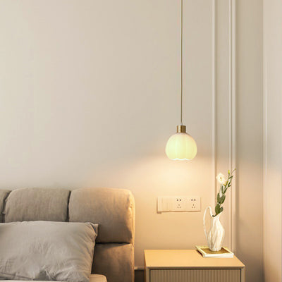 Lustre suspendu en laiton et verre à 1 lumière de forme de coupe de fleur minimaliste moderne pour chambre 