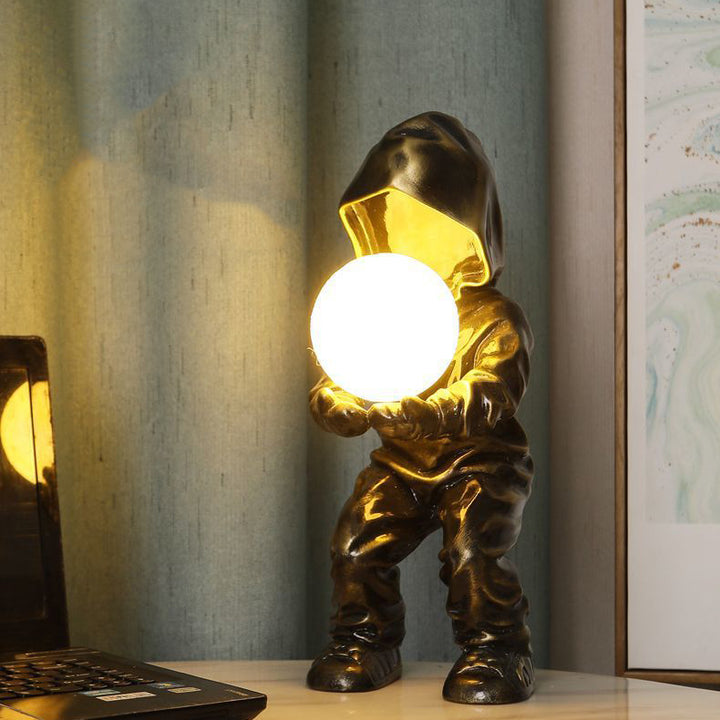 Moderne Art Deco Junge Globus Harz PLA 1-Licht Tischlampe für das Schlafzimmer 