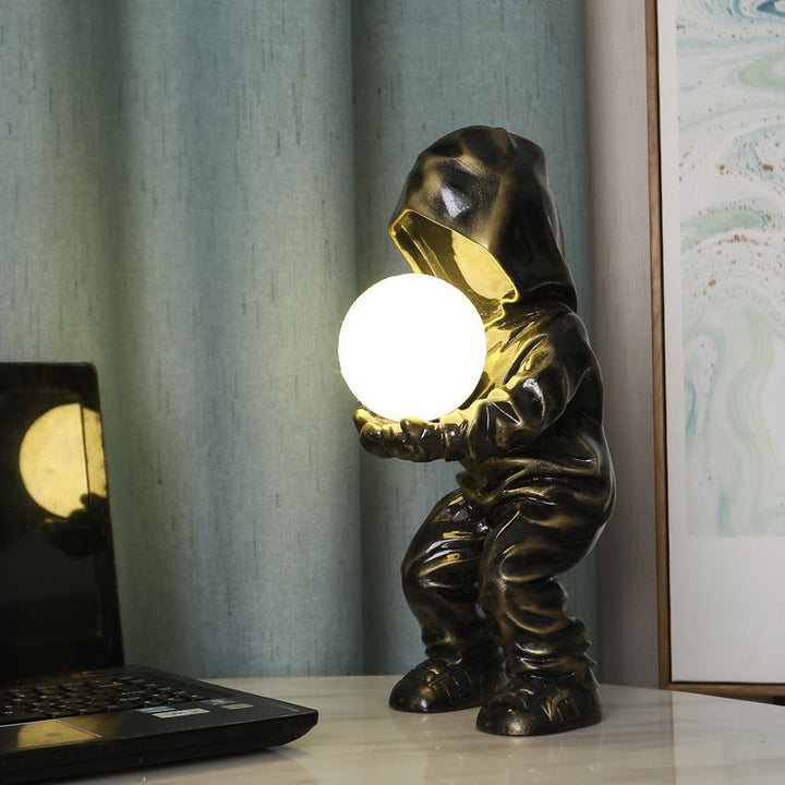 Moderne Art Deco Junge Globus Harz PLA 1-Licht Tischlampe für das Schlafzimmer 