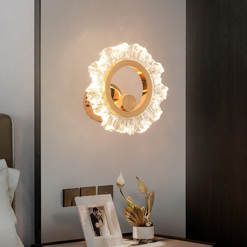 Moderne minimalistische runde Blütenblattform Eisen Acryl LED Wandleuchte für Schlafzimmer 