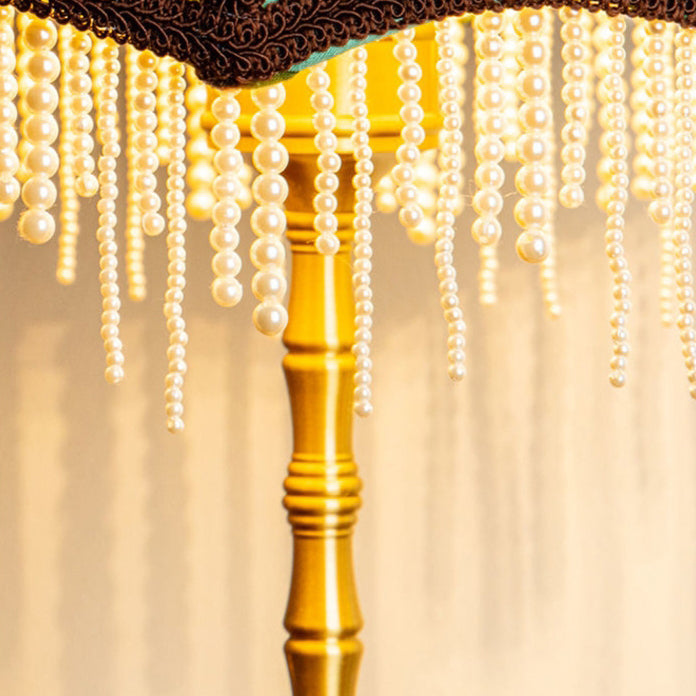Lampe de table traditionnelle vintage en forme de dôme avec demi-perle ronde et pampille en tissu de cuivre plein à 1 lumière pour chambre à coucher 