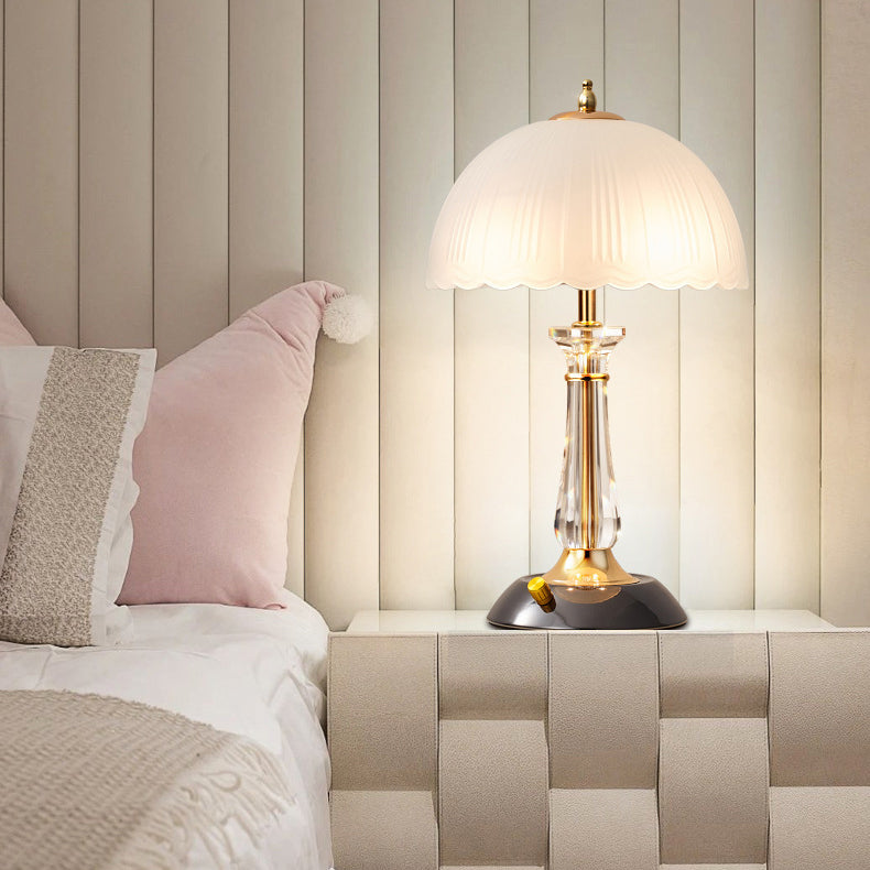 مصباح طاولة بقاعدة حديدية من الأكريليك بظل زجاجي مع قبة من الدانتيل على شكل نصف دائرة بأسلوب عصري بسيط مع ضوء واحد لغرفة المعيشة 