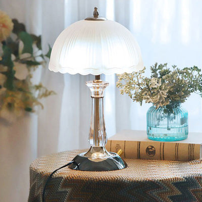 مصباح طاولة بقاعدة حديدية من الأكريليك بظل زجاجي مع قبة من الدانتيل على شكل نصف دائرة بأسلوب عصري بسيط مع ضوء واحد لغرفة المعيشة 