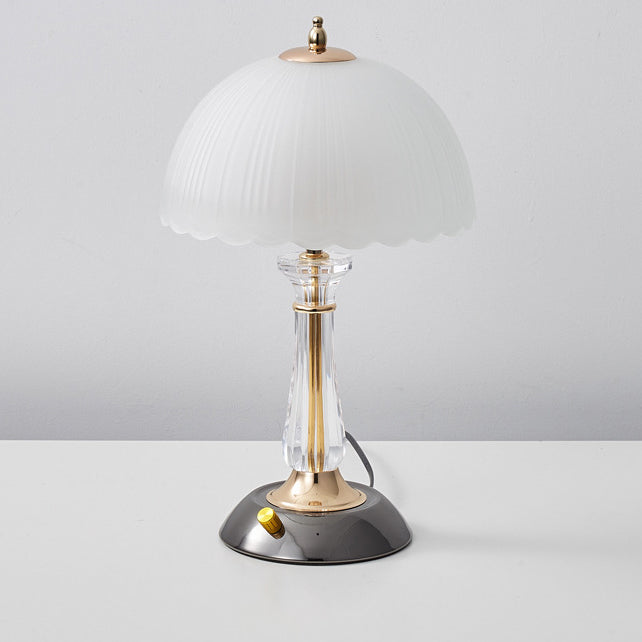 مصباح طاولة بقاعدة حديدية من الأكريليك بظل زجاجي مع قبة من الدانتيل على شكل نصف دائرة بأسلوب عصري بسيط مع ضوء واحد لغرفة المعيشة 