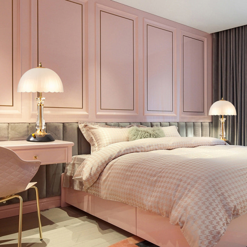 مصباح طاولة بقاعدة حديدية من الأكريليك بظل زجاجي مع قبة من الدانتيل على شكل نصف دائرة بأسلوب عصري بسيط مع ضوء واحد لغرفة المعيشة 