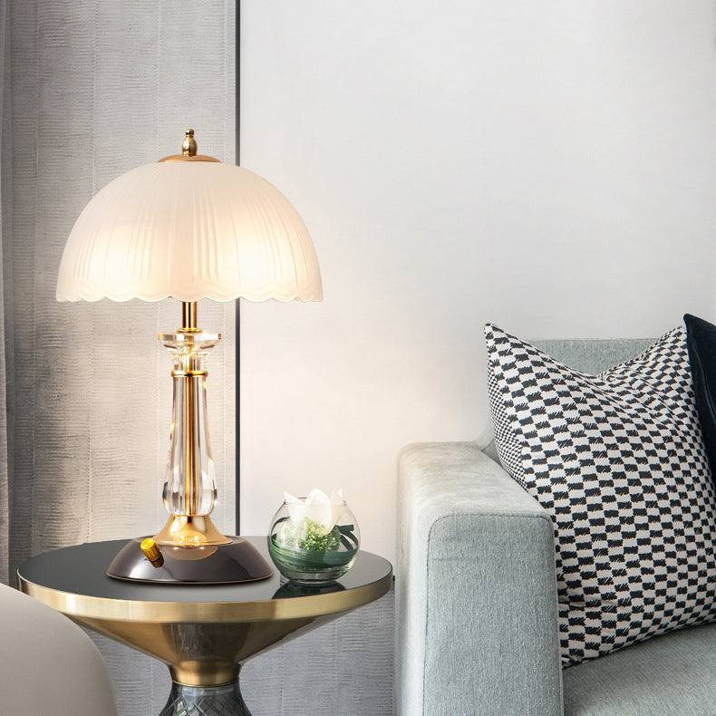 مصباح طاولة بقاعدة حديدية من الأكريليك بظل زجاجي مع قبة من الدانتيل على شكل نصف دائرة بأسلوب عصري بسيط مع ضوء واحد لغرفة المعيشة 