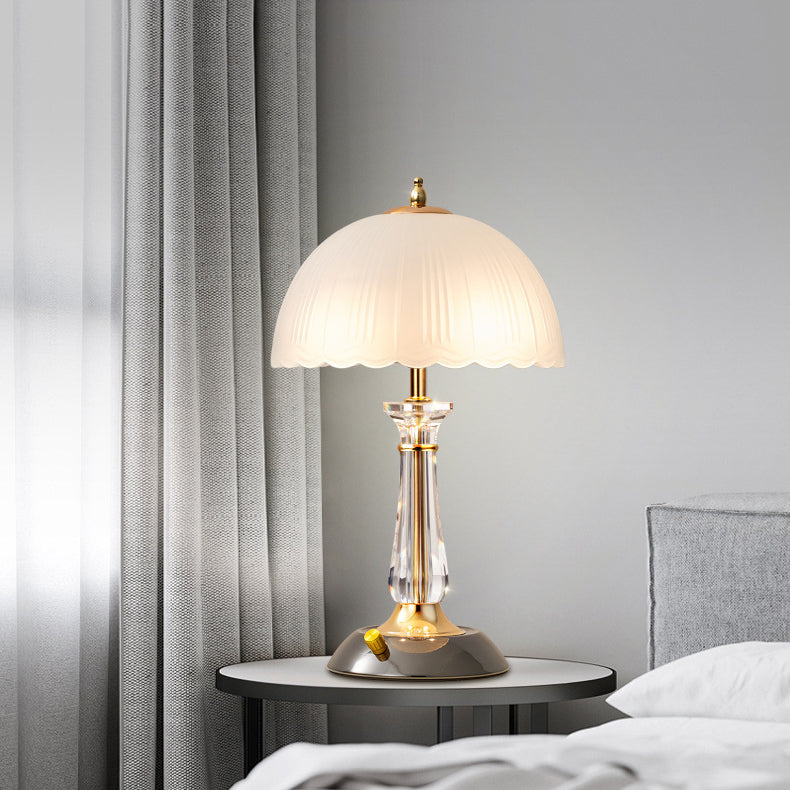 مصباح طاولة بقاعدة حديدية من الأكريليك بظل زجاجي مع قبة من الدانتيل على شكل نصف دائرة بأسلوب عصري بسيط مع ضوء واحد لغرفة المعيشة 