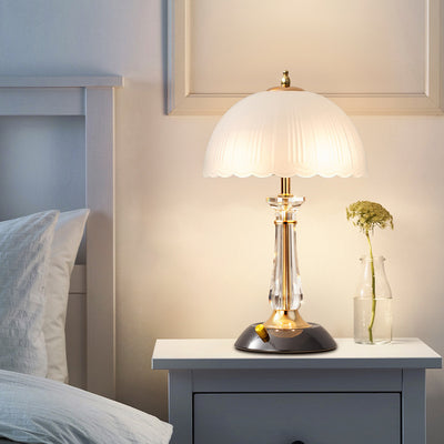 مصباح طاولة بقاعدة حديدية من الأكريليك بظل زجاجي مع قبة من الدانتيل على شكل نصف دائرة بأسلوب عصري بسيط مع ضوء واحد لغرفة المعيشة 