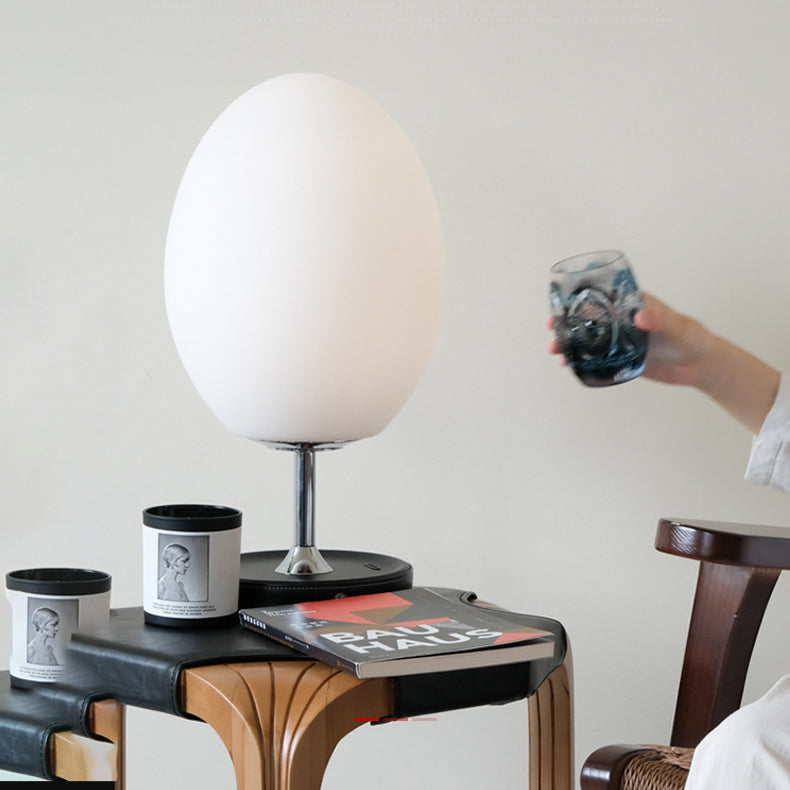 مصباح طاولة LED على شكل بيضة معدني بقاعدة من الجلد وظل زجاجي لغرفة النوم بتصميم حديث وبسيط 