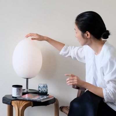 مصباح طاولة LED على شكل بيضة معدني بقاعدة من الجلد وظل زجاجي لغرفة النوم بتصميم حديث وبسيط 