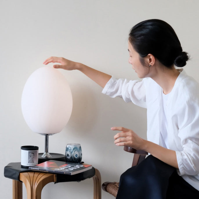 مصباح طاولة LED على شكل بيضة معدني بقاعدة من الجلد وظل زجاجي لغرفة النوم بتصميم حديث وبسيط 