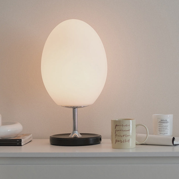 مصباح طاولة LED على شكل بيضة معدني بقاعدة من الجلد وظل زجاجي لغرفة النوم بتصميم حديث وبسيط 
