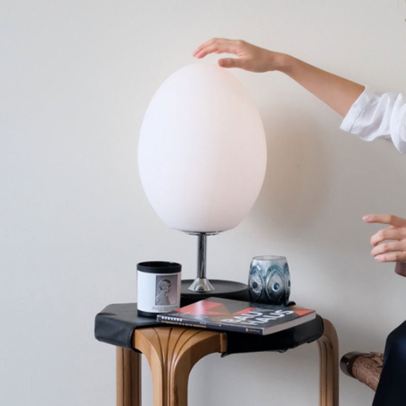 مصباح طاولة LED على شكل بيضة معدني بقاعدة من الجلد وظل زجاجي لغرفة النوم بتصميم حديث وبسيط 