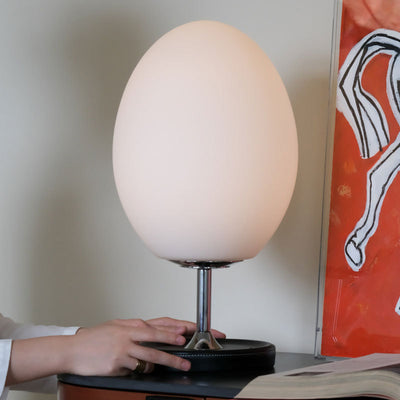 مصباح طاولة LED على شكل بيضة معدني بقاعدة من الجلد وظل زجاجي لغرفة النوم بتصميم حديث وبسيط 