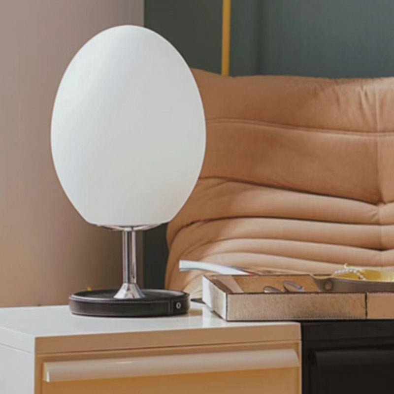 مصباح طاولة LED على شكل بيضة معدني بقاعدة من الجلد وظل زجاجي لغرفة النوم بتصميم حديث وبسيط 