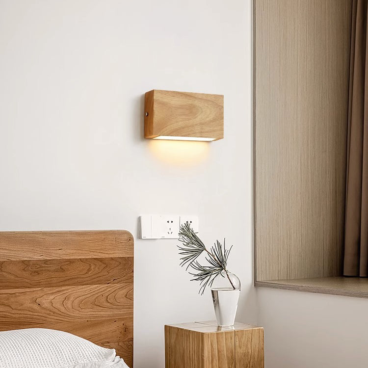 Moderne minimalistische rechteckige Wandleuchte aus Gummibaumholz und Acryl mit LED für das Schlafzimmer 