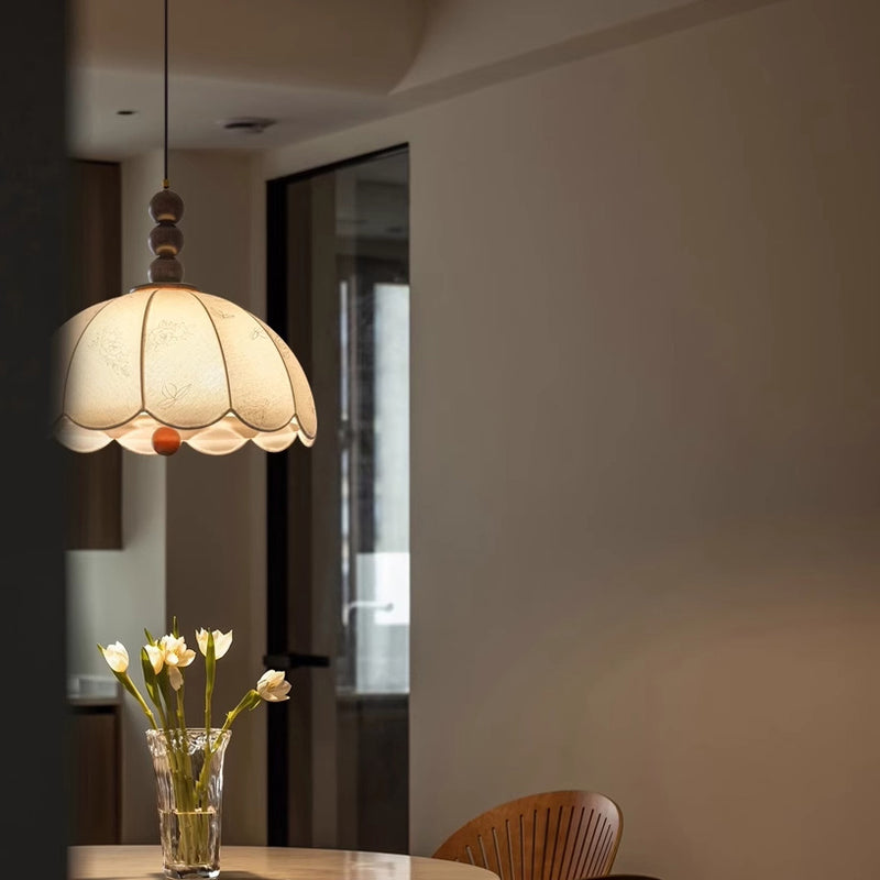 Traditionelle französische Kuppelspitze mit Blumenmuster Stoffschirm Eisen Holz 3-Licht Pendelleuchte für Wohnzimmer 
