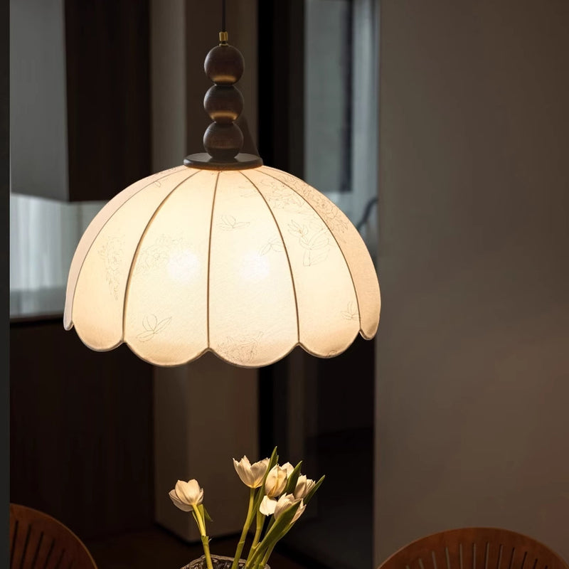 Traditionelle französische Kuppelspitze mit Blumenmuster Stoffschirm Eisen Holz 3-Licht Pendelleuchte für Wohnzimmer 